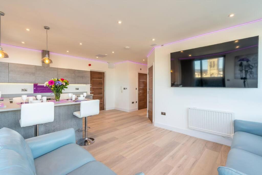 Central Penthouse With Hot Tub & Views 22 첼튼엄 외부 사진